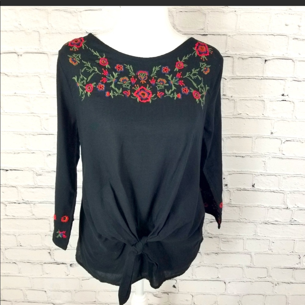 Zara top embroidered with flowers and signature look. Xs